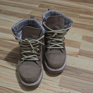 Born Orlene Unisex Boots Size W-9.5/M8-5 Taupe Fleece Lining/Genuine Suede MTH0